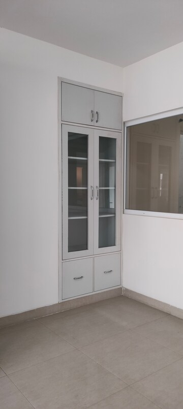 Room in 3 BHK Apartment at Emaar Emerald Floors Premier, Sector 65 – for Rent
