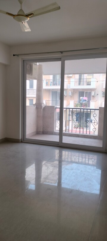 Room in 3 BHK Apartment at Emaar Emerald Floors Premier, Sector 65 – for Rent