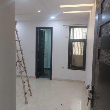 Room in 3.5 BHK Builder Floor at Paschim Vihar – for Rent