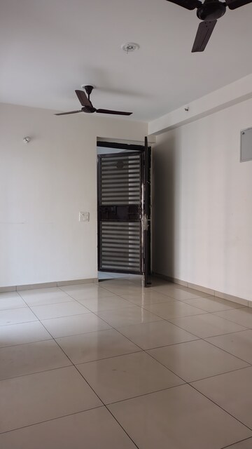 2.5 BHK Apartment For Rent in Gulshan Bellina, Sector 16 Greater Noida