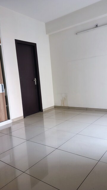 Room in 2.5 BHK Apartment at Gulshan Bellina, Sector 16 Greater Noida – for Rent
