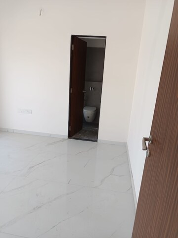 Room in 2 BHK Apartment at Level The Residences, Andheri West – for Rent