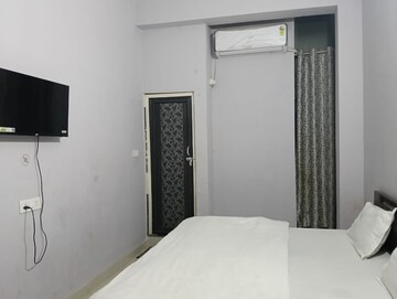 Room in 5 BHK Independent House at Gomti Nagar – for Rent