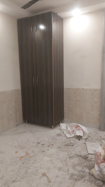 Parking in 2.5 BHK Builder Floor at Mayur Vihar – for Rent