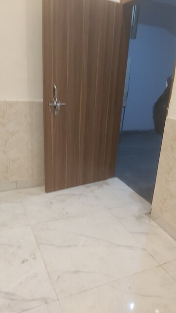 Furnished Amenities in 2.5 BHK Builder Floor at Mayur Vihar – for Rent