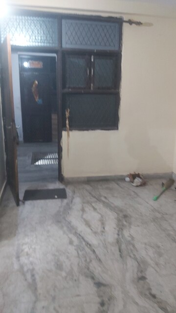 Furnished Amenities in 2.5 BHK Builder Floor at Mayur Vihar – for Rent