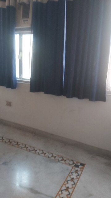 Furnished Amenities in 2.5 BHK Builder Floor at Mayur Vihar – for Rent