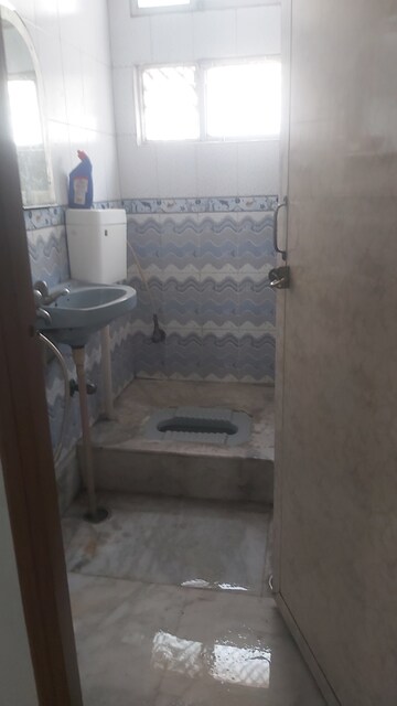 Bathroom in 2.5 BHK Builder Floor at Mayur Vihar – for Rent