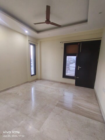 Room in 3 BHK Builder Floor at Sector 45 – for Rent