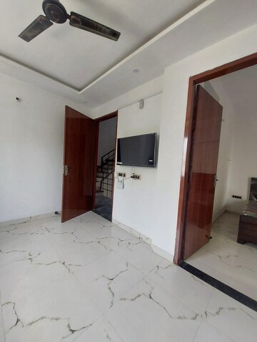 Room in 2 BHK Builder Floor at Saurabh Niwas, Sector 40 – for Rent