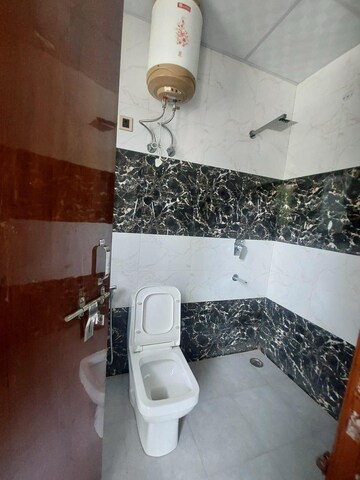 Master Bedroom in 2 BHK Builder Floor at Saurabh Niwas, Sector 40 – for Rent