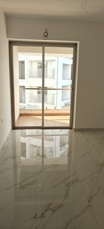 Room in 3 BHK Apartment at Naupada – for Sale