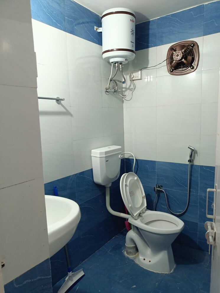 Bathroom, aliganj 1.5 Bedroom 800 Sq.Ft. Builder Floor In Aliganj Lucknow 8160198