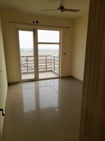 Room in 3 BHK Apartment at Dhoot Time Residency, Sector 63 – for Rent