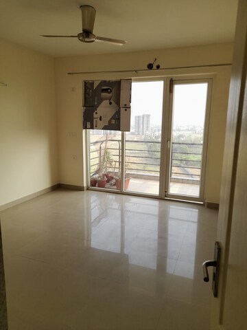 Room in 3 BHK Apartment at Dhoot Time Residency, Sector 63 – for Rent