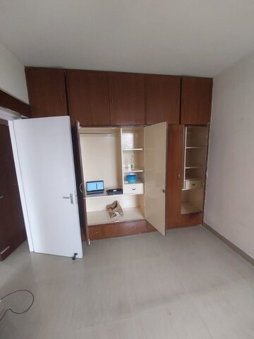 Room in 3 BHK Apartment at DLF The Princeton Estate, Dlf Phase V – for Rent