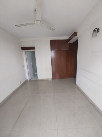 Room in 3 BHK Apartment at DLF The Princeton Estate, Dlf Phase V – for Rent