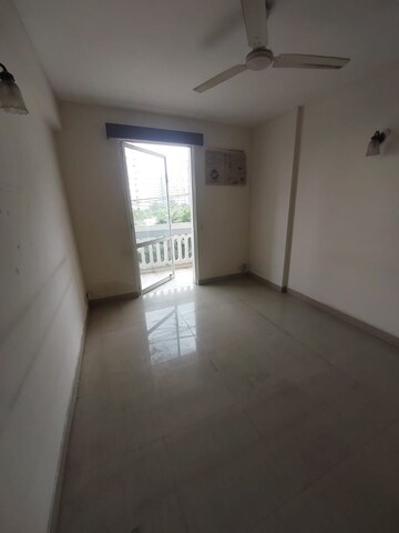 Room in 3 BHK Apartment at DLF The Princeton Estate, Dlf Phase V – for Rent