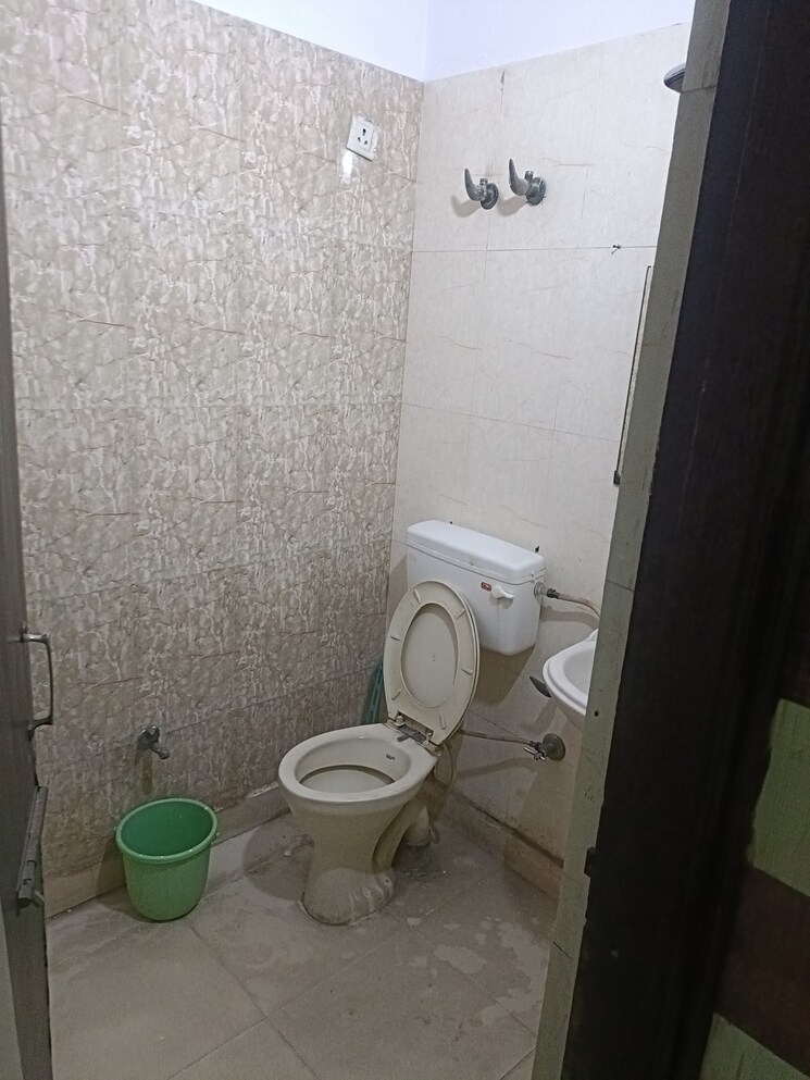Bathroom, rajendra nagar 3 Bedroom 120 Sq.Yd. Independent House In Rajendra Nagar Ghaziabad 8160346