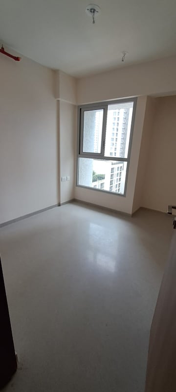Room in 2 BHK Apartment at Piramal Vaikunth, Balkum Pada – for Rent