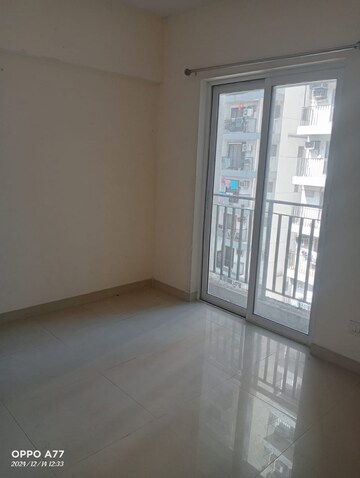 Room in 2 BHK Apartment at The Wadhwa Solitaire, Kolshet Road – for Rent