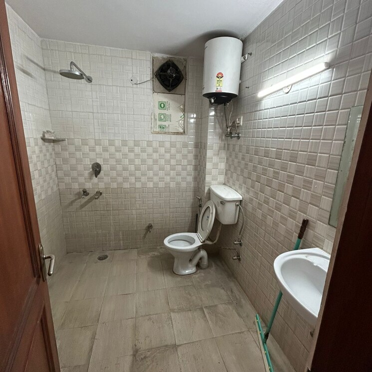 Bathroom, uday park 3 Bedroom 1800 Sq.Ft. Builder Floor In Uday Park Delhi 8160662