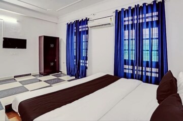 Room in  Pg at Gomti Nagar – for Rent