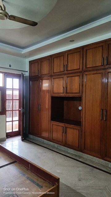 Room in 3 BHK Builder Floor at Sector 122 – for Rent