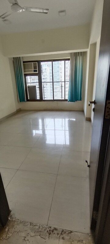 Room in 3 BHK Apartment at Aristo Pearl Residency, Prabhadevi – for Rent