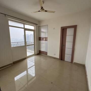 Room in 2 BHK Apartment at Suncity Avenue 76, Sector 76 – for Rent