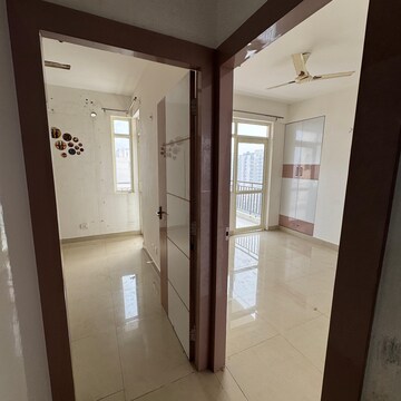 Room in 2 BHK Apartment at Suncity Avenue 76, Sector 76 – for Rent