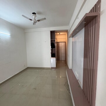 Room in 2 BHK Apartment at Suncity Avenue 76, Sector 76 – for Rent