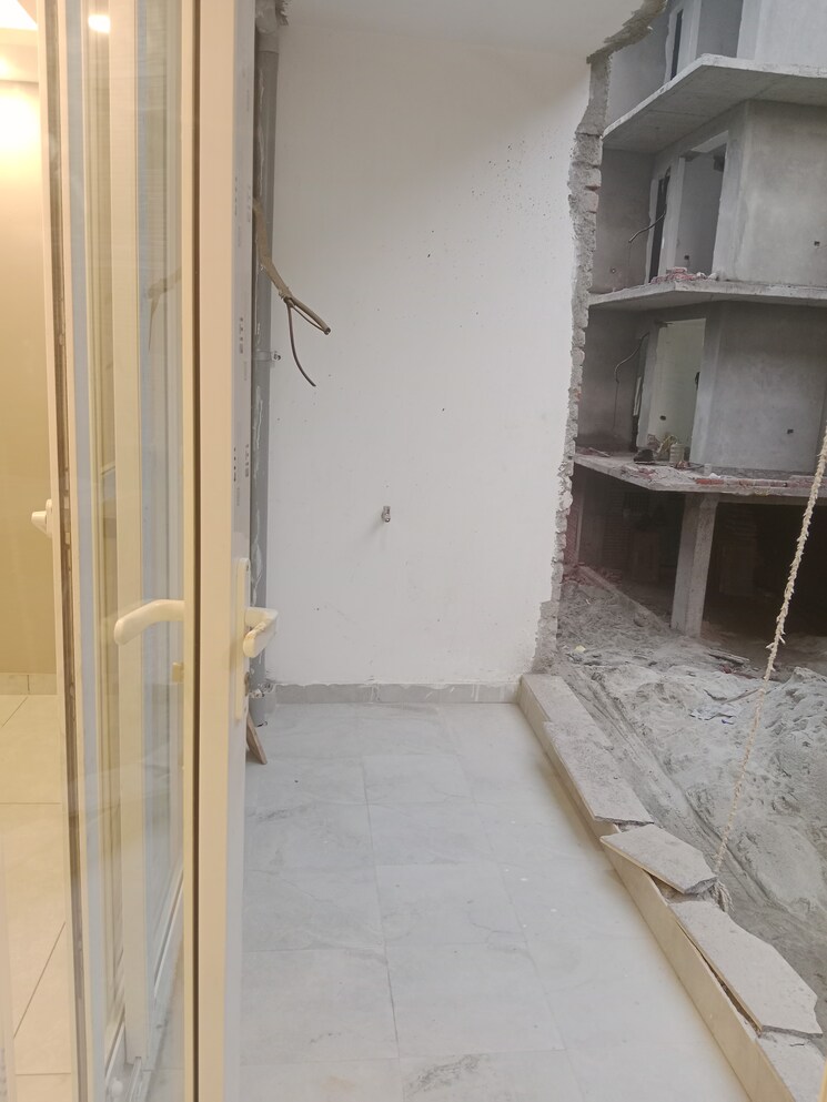 Balcony, sector 73 2 Bedroom 1100 Sq.Ft. Builder Floor In Sector 73 Noida 8161147