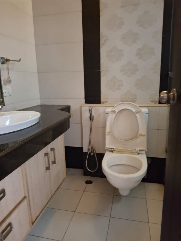 Bathroom, saket 4 Bedroom 500 Sq.Yd. Apartment In Saket Delhi 8161187