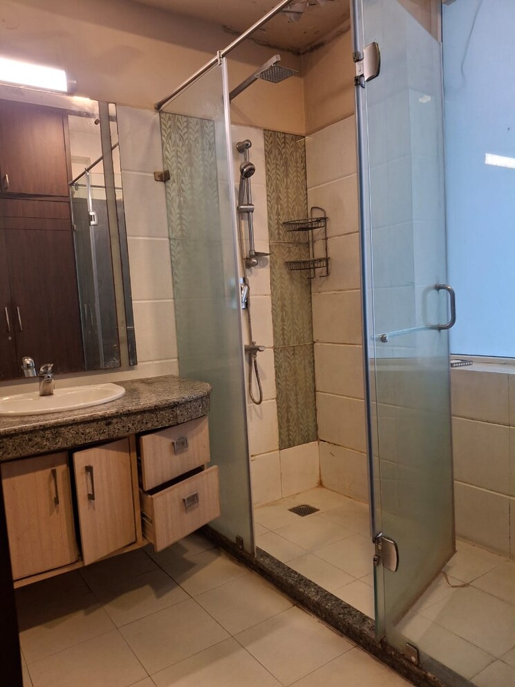 Bathroom, saket 4 Bedroom 500 Sq.Yd. Apartment In Saket Delhi 8161187
