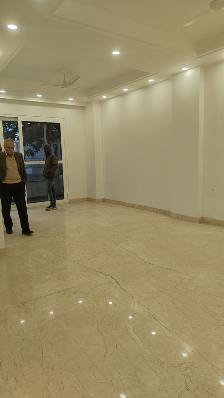  Parking, saket 3 Bedroom 200 Sq.Yd. Apartment In Saket Delhi 8161234