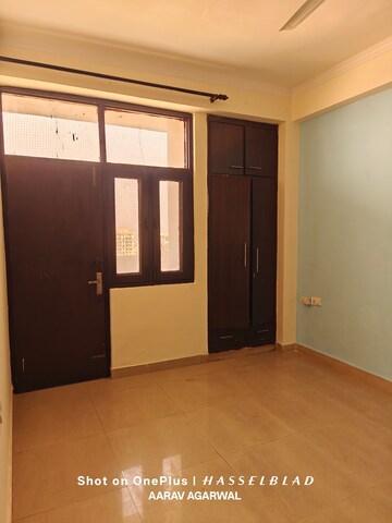 Room in 2 BHK Apartment at Express Garden, Vaibhav Khand – for Rent