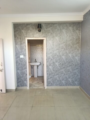 Room in 2.5 BHK Apartment at Oasis Green, Patiala Road – for Rent