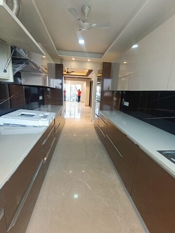 Kitchen in 3.5 BHK Builder Floor at BPTP Amstoria, Sector 102 – for Sale