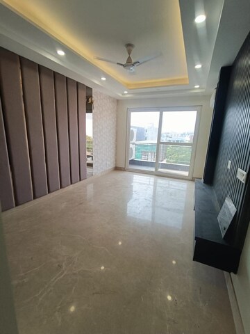 Room in 3.5 BHK Builder Floor at BPTP Amstoria, Sector 102 – for Sale