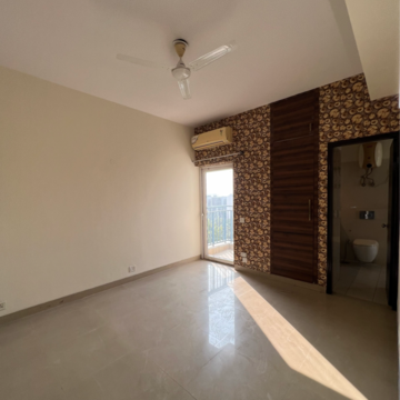 Room in 3.5 BHK Apartment at Spaze Privy, Sector 72 – for Rent