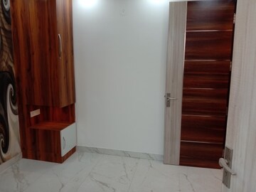 Room in 3 BHK Builder Floor at Dwarka Mor – for Sale