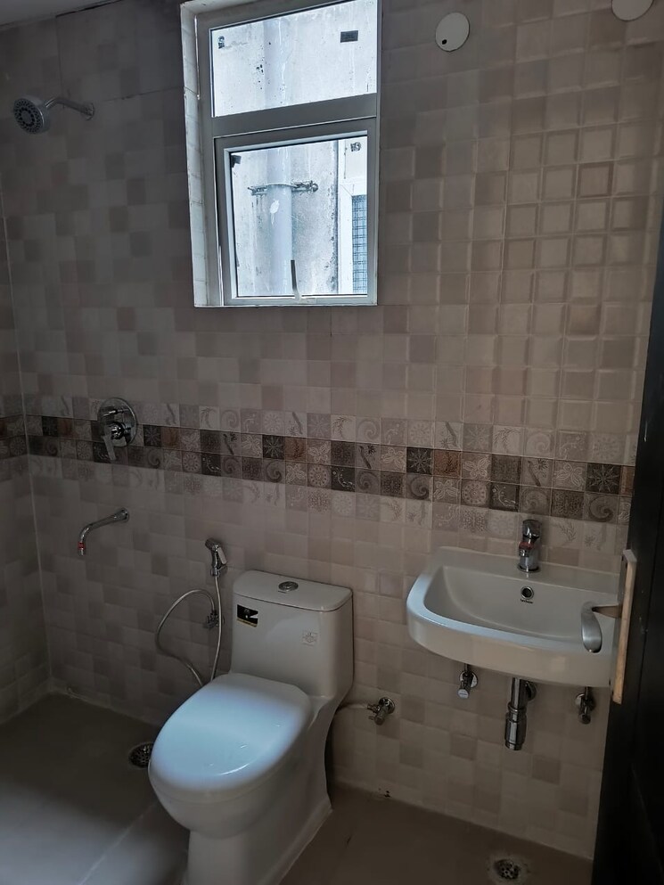 Bathroom, raj-one-good-earth 3 Bedroom 1600 Sq.Yd. Apartment In Sector 71 Gurgaon 8161713