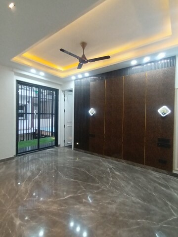 Room in 4 BHK Builder Floor at Unitech South City II, Sector 50 – for Sale