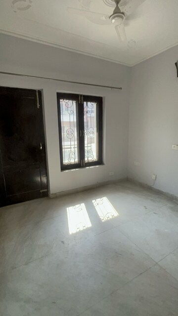 Room in 3 BHK Builder Floor at Sector 23 – for Rent