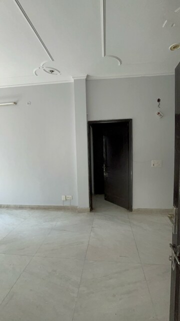 Room in 3 BHK Builder Floor at Sector 23 – for Rent