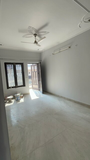 Room in 3 BHK Builder Floor at Sector 23 – for Rent