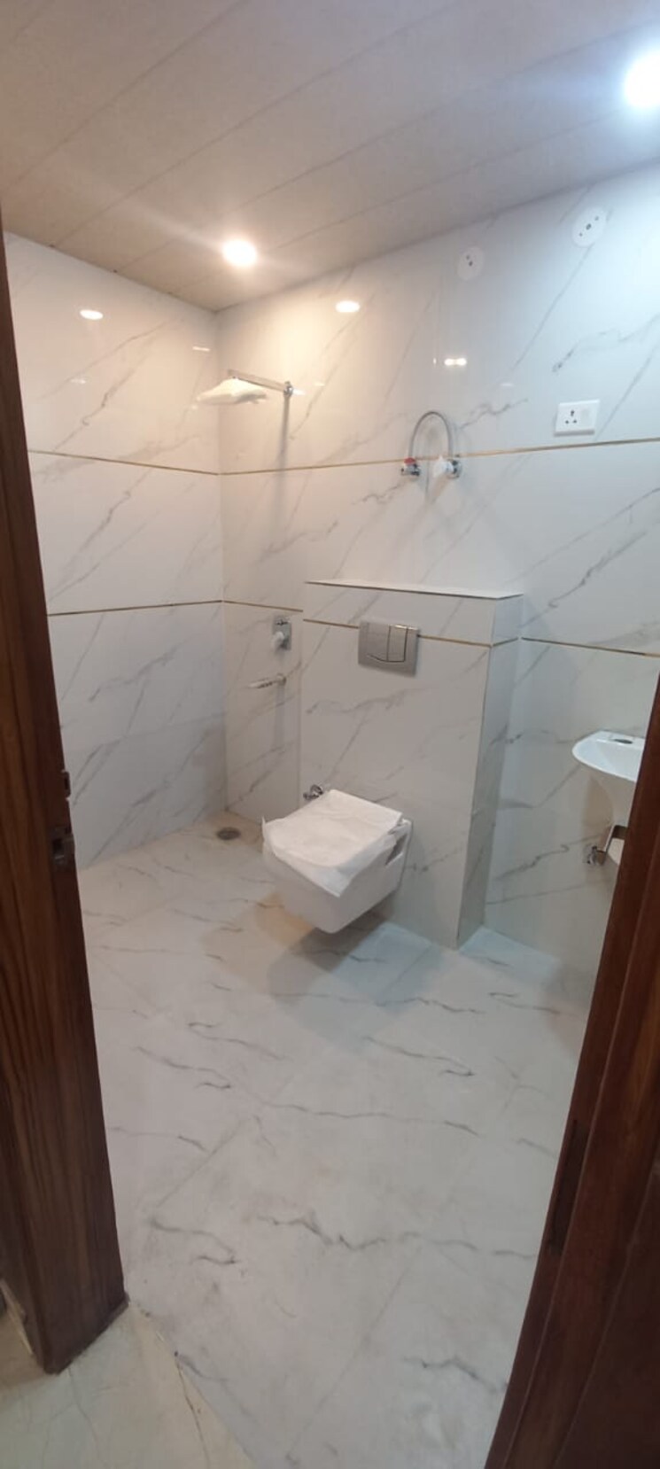 Bathroom, rajendra nagar sector 5 5 Bedroom 355 Sq.Yd. Builder Floor In Rajendra Nagar Sector 5 Ghaziabad 8162008