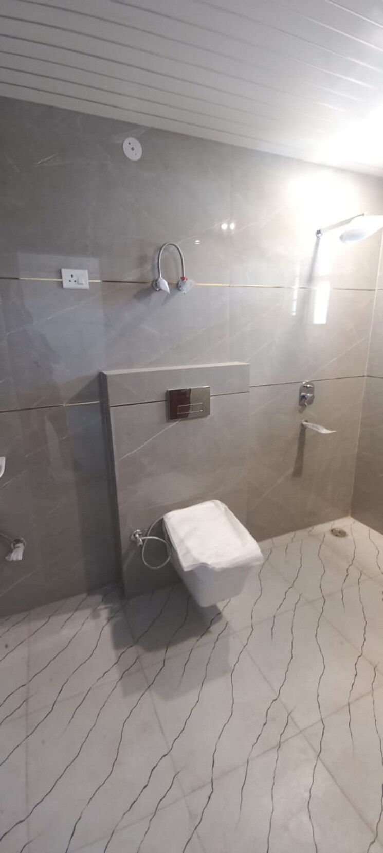 Bathroom, rajendra nagar sector 5 5 Bedroom 355 Sq.Yd. Builder Floor In Rajendra Nagar Sector 5 Ghaziabad 8162008
