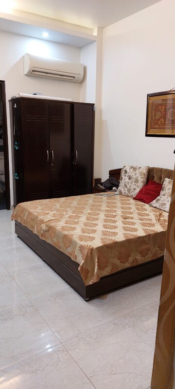 Bedroom in 4 BHK Builder Floor at Unitech South City 1, South City 1 – for Sale